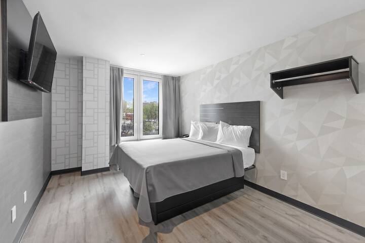 1 Queen Bed (4 of 5)
