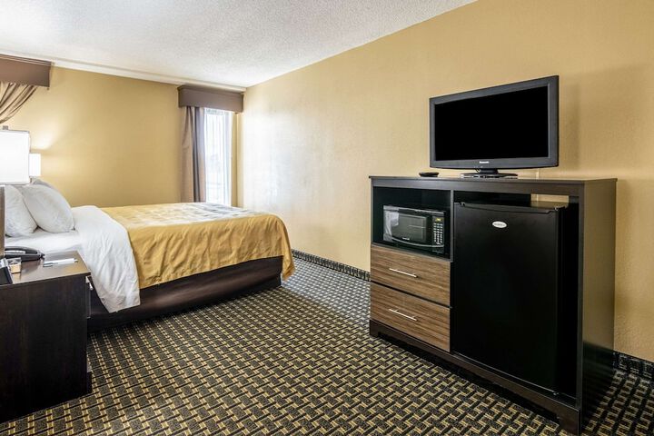 1 King Room (6 of 16)