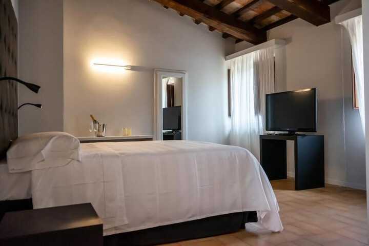 Room 15 of 21