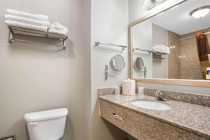 2 Queen Beds High Speed Internet Accessible Microwave and Refrigerator, Coffee Maker Iron and Ironing Board Hairdryer Full Breakfast (2 of 6)