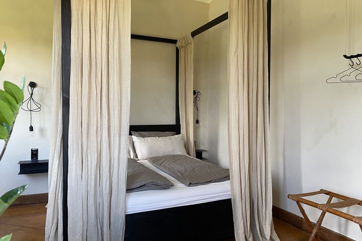 Room 4 of 101