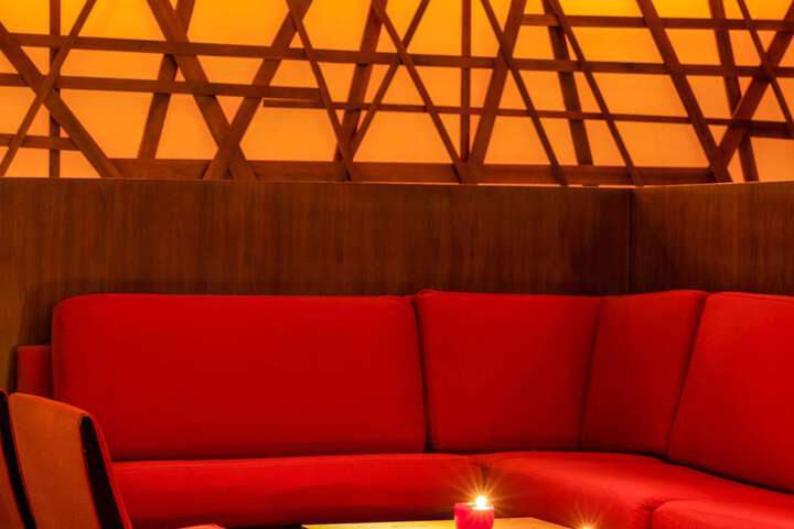 Lounge 142 of 195