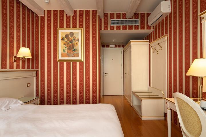 Room 17 of 60
