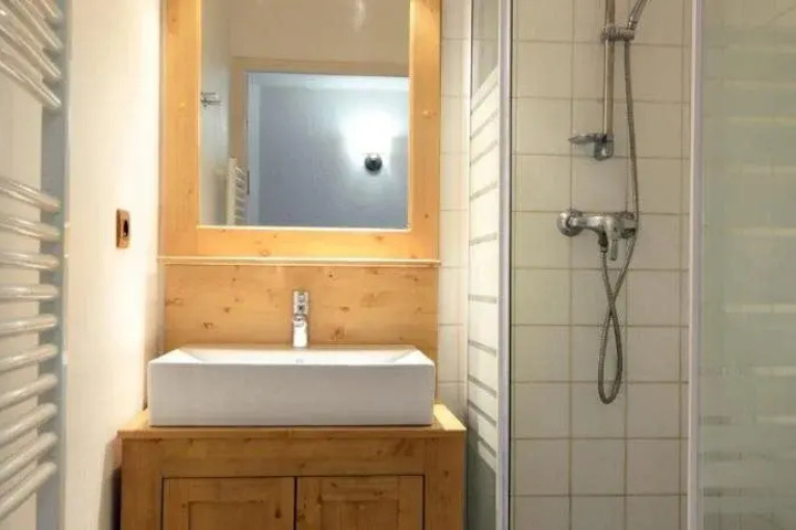 Room 8 of 16