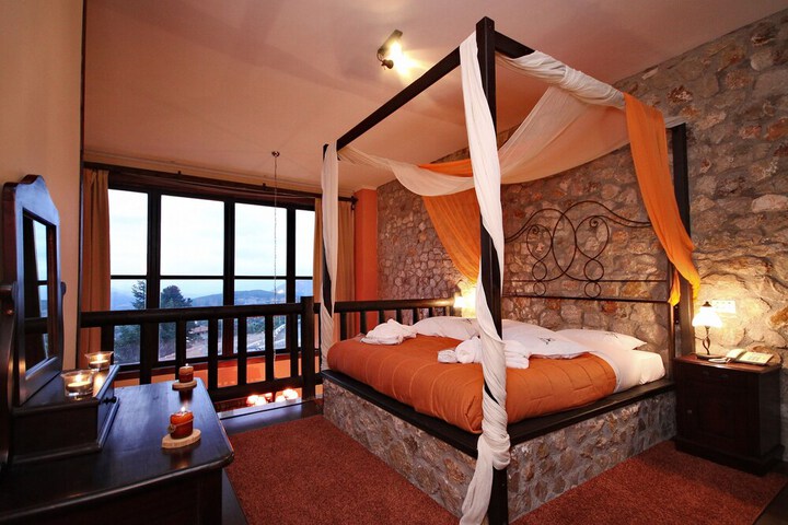 Room 3 of 8