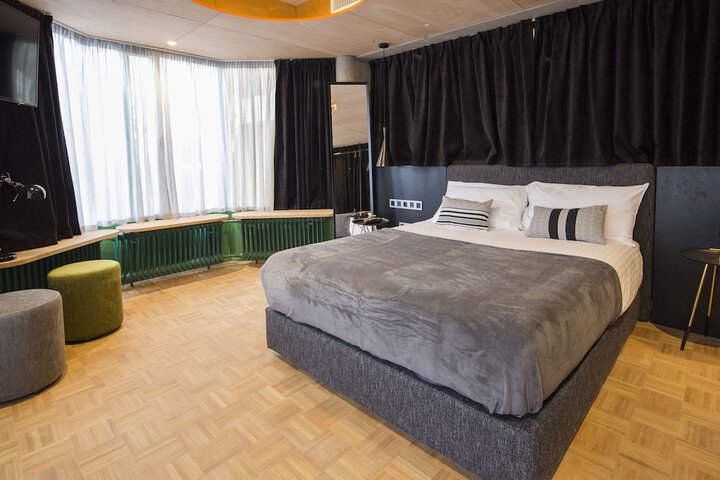 Room 28 of 65