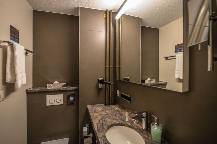 Room 32 of 47
