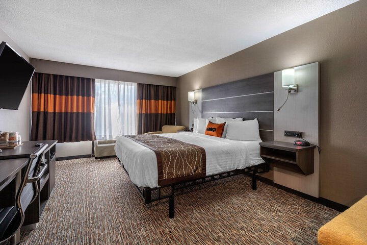 1 Queen Bed (3 of 9)