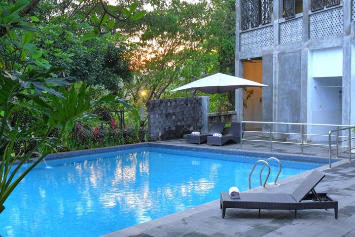 Hotel Pool
