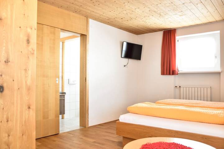 Room 3 of 76