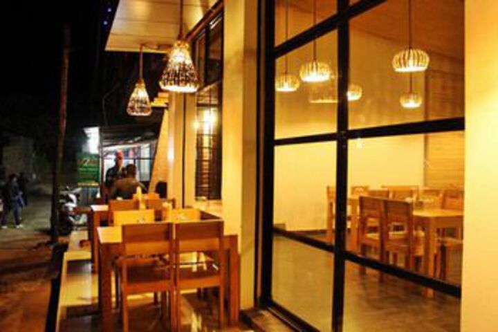 Dining 26 of 38