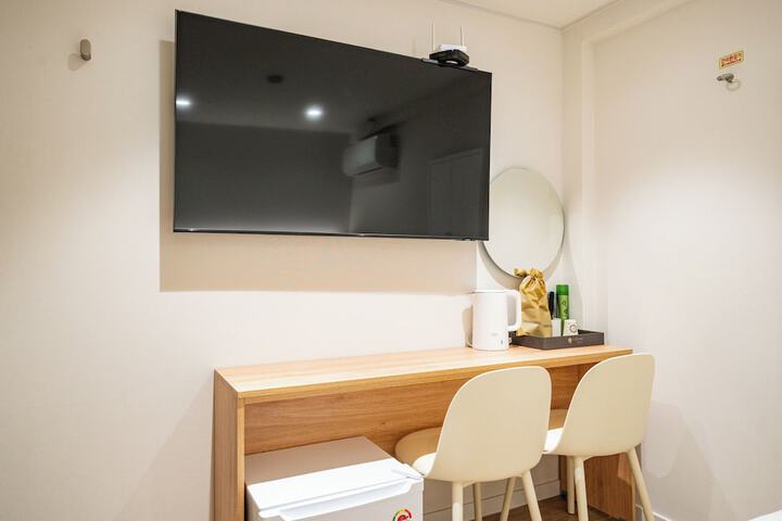 Room 8 of 12