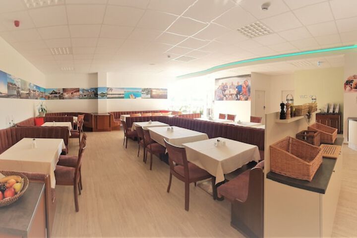 Dining 16 of 42