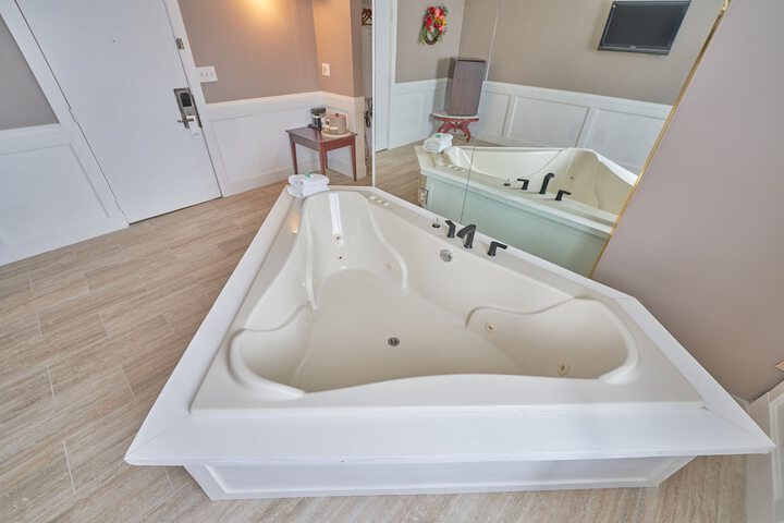 Deluxe King Bed (16 of 39)