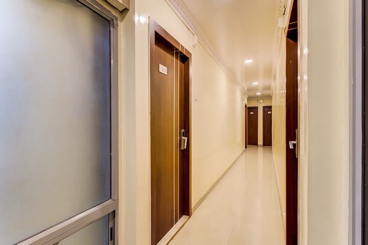 OYO FLAGSHIP 36693 HOTEL ROYAL ENCLAVE