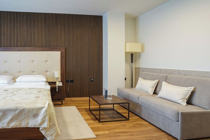 Room 10 of 90