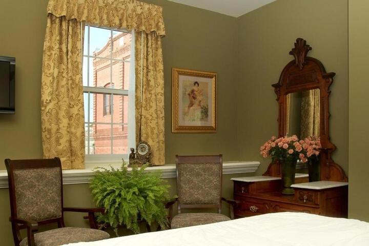 1 King Bed