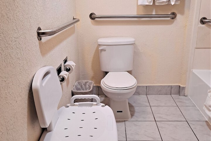 1 Queen Bed | Mob Accessible Roll in Shower Micfridg (8 of 12)