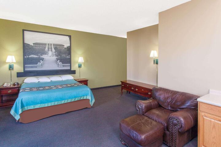 Double Accessible Queen Size Bed (6 of 10)