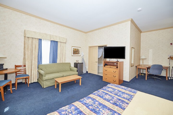 Standard King Bed Balcony (6 of 9)