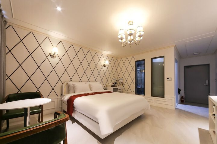 Room 8 of 60