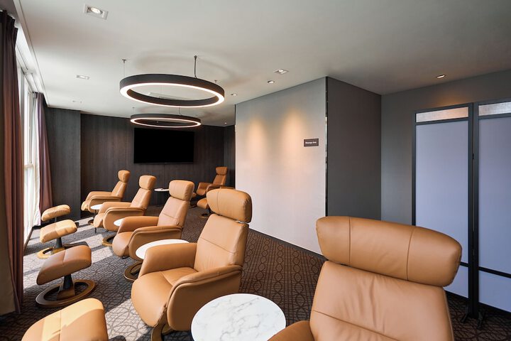 Lounge 24 of 24