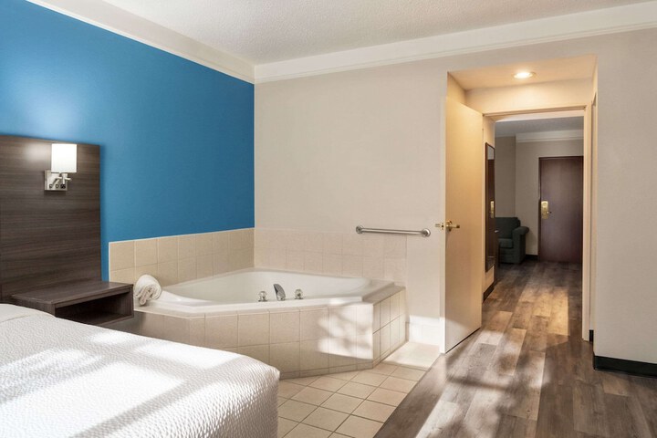 1 King Bed 1 Bedroom Executive Room (8 of 18)