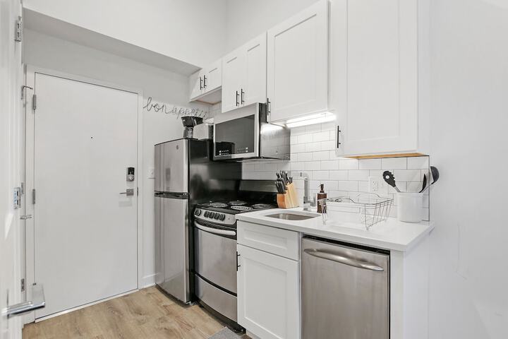 Elite Studio Apt near Shops in Uptown in Chicago, IL
