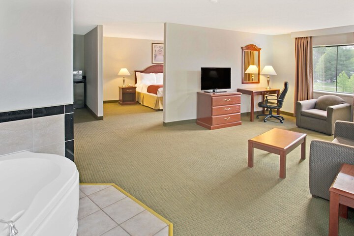 1 King Bed (4 of 11)
