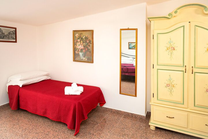 Room 12 of 36