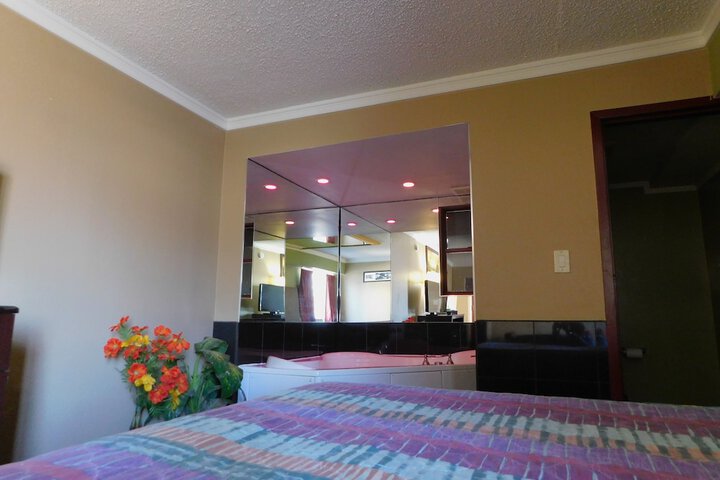 Room 6 of 33