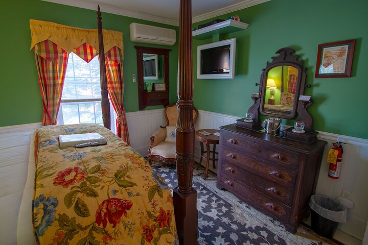 Room 21 of 203
