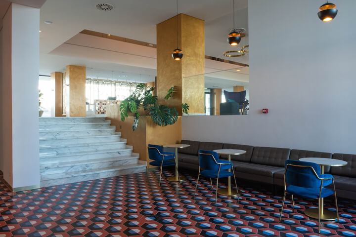 Lounge 80 of 100