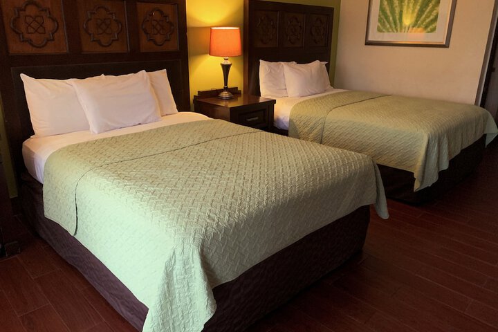 Basic 2 Queen Beds (3 of 4)