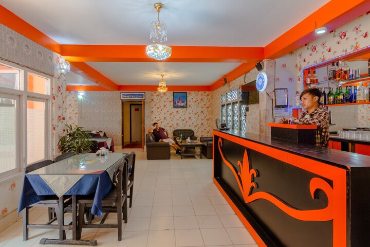 Lounge 15 of 18