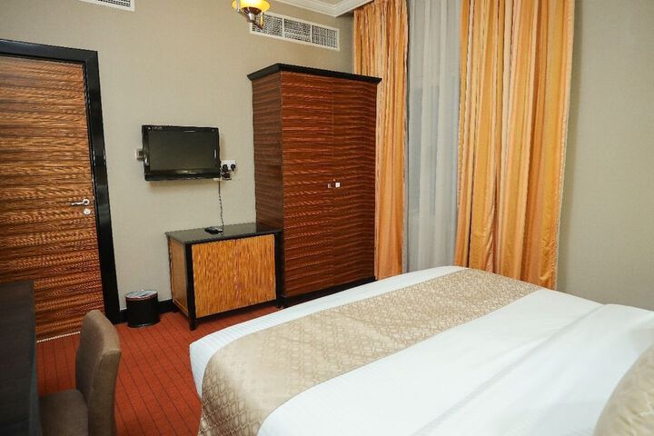 Room 6 of 16