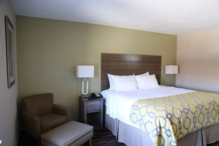 1 King Bed (8 of 19)