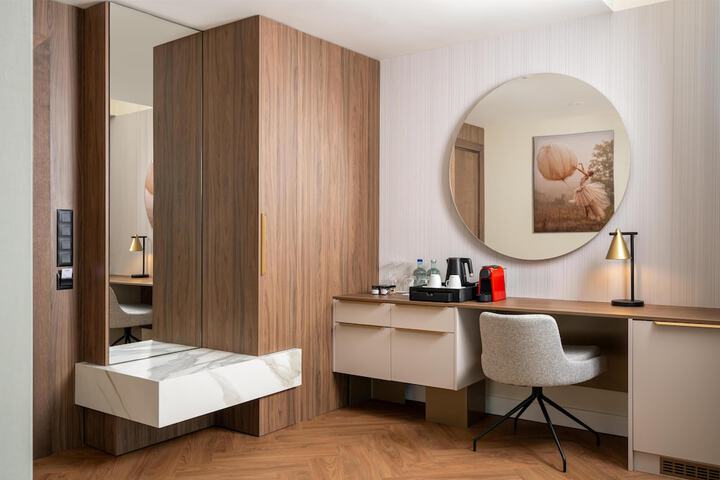 Room 44 of 166