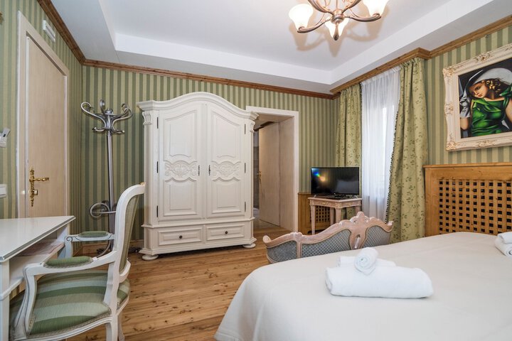 Room 18 of 36