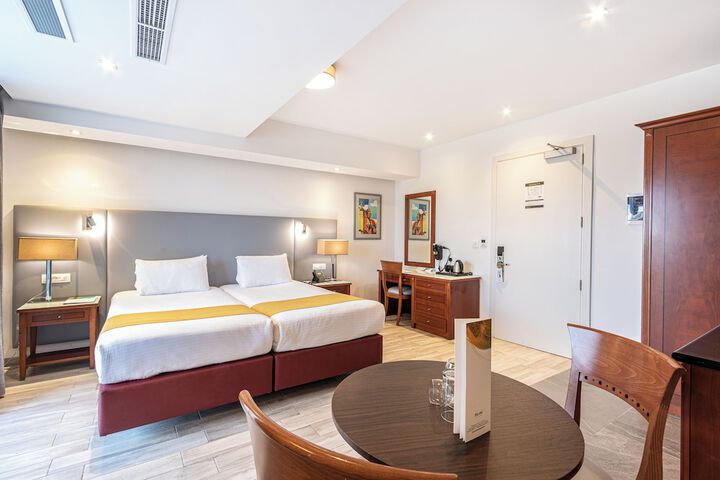 Room 14 of 216