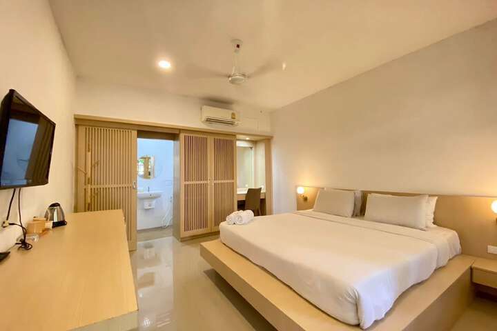 Room 30 of 103