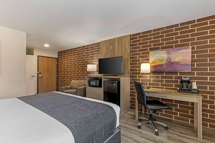 1 King Bed Pillow Microfridge Full Breakfast (1 of 12)