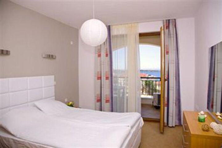 Room 6 of 12