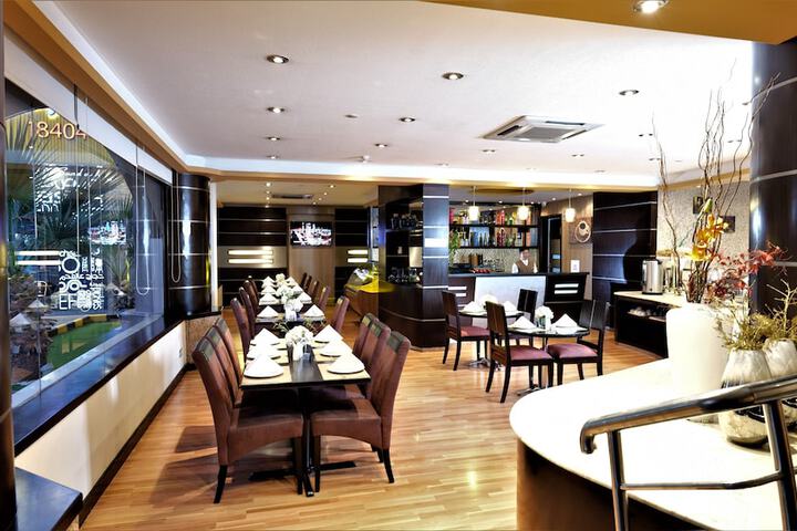 Dining 38 of 41