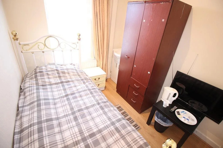 Room 5 of 8