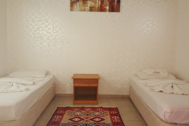 Room 6 of 102
