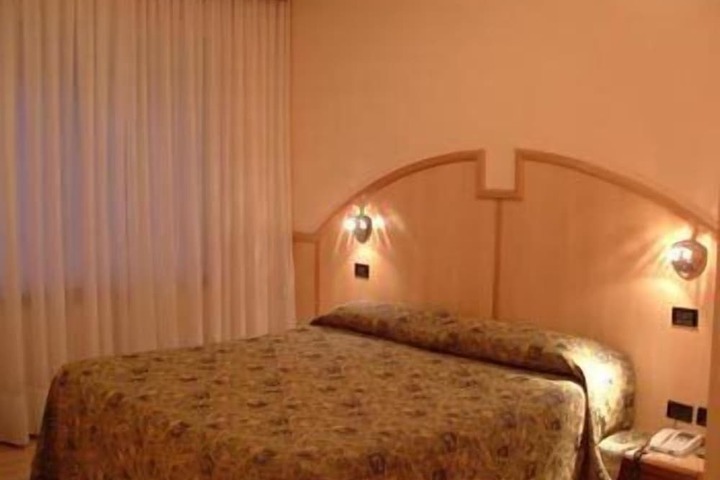 Room 8 of 26