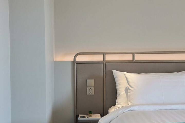 Room 44 of 212
