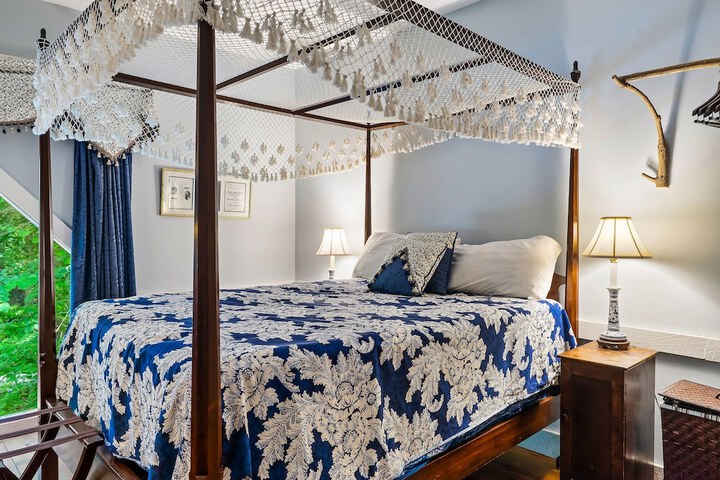 Snug Hug Queen Suite with Fireplace (42 of 131)