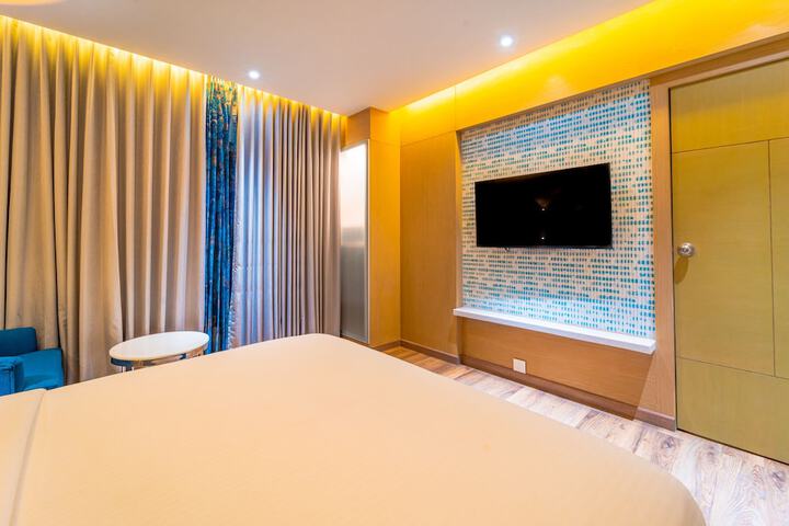 Room 11 of 40